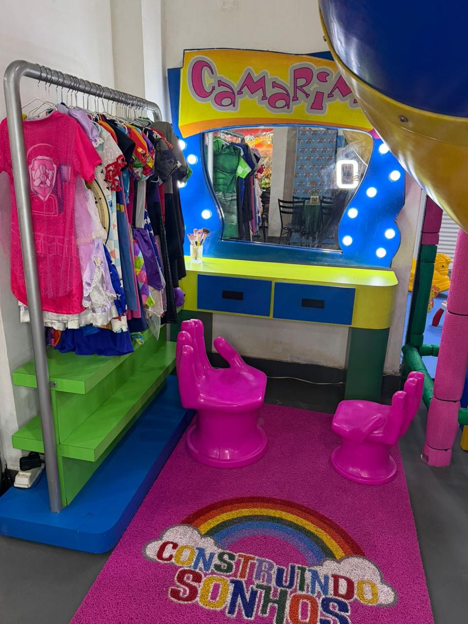 Camarim infantil com espelho iluminado por LED e fantasias