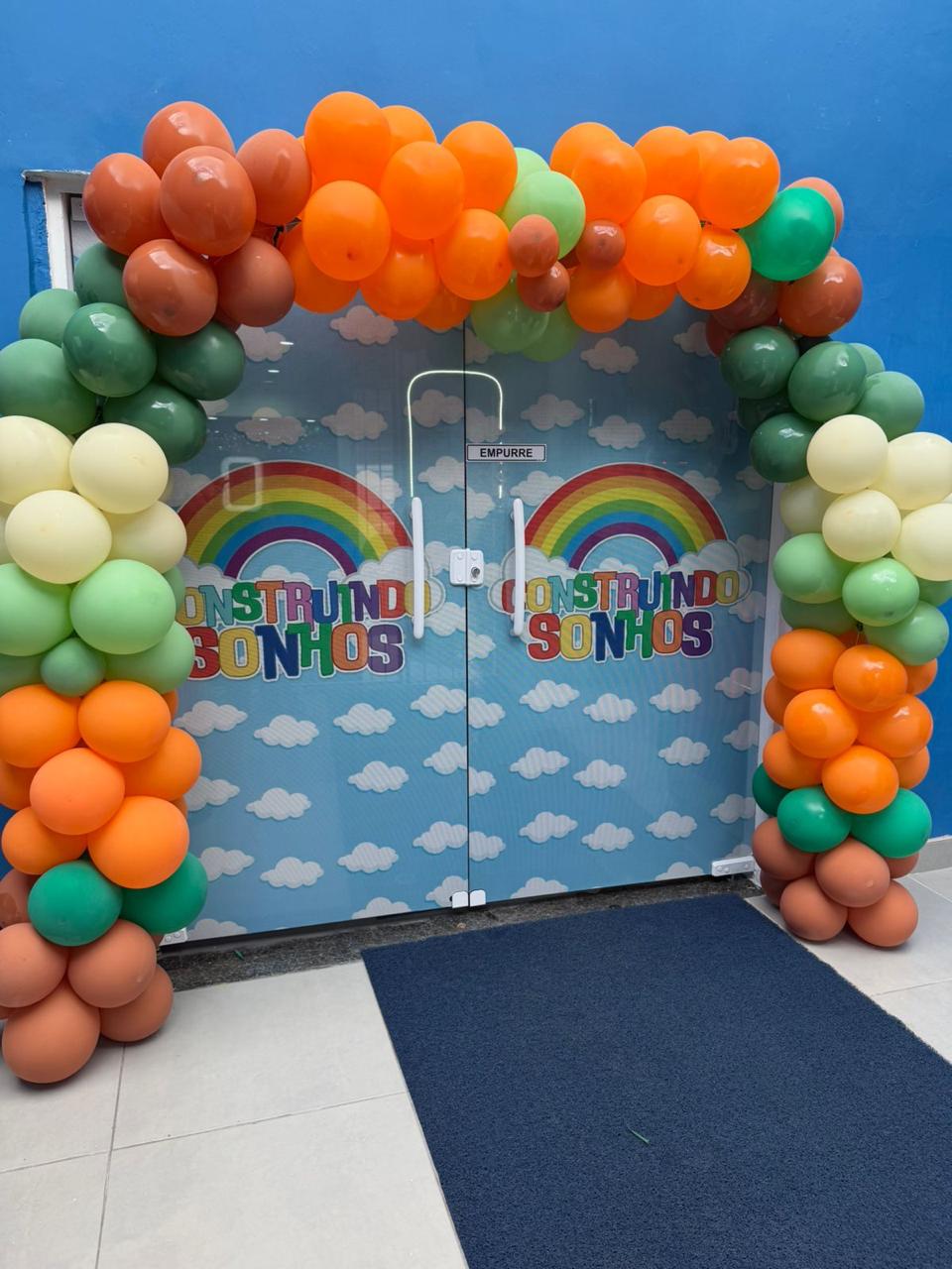 Porta de entrada decorada com arco de balões