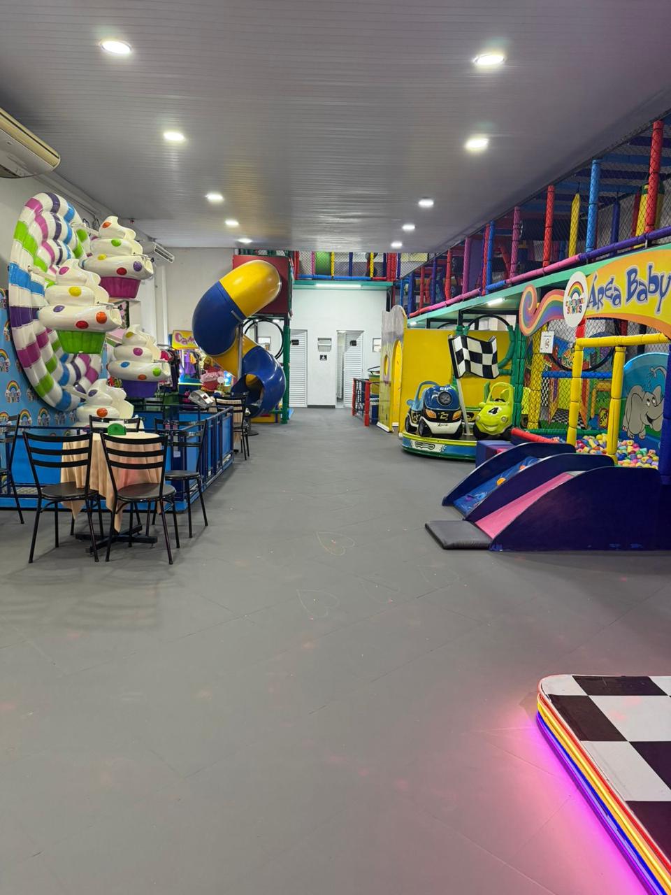 Geral área de brinquedos com cupcake e tobogã