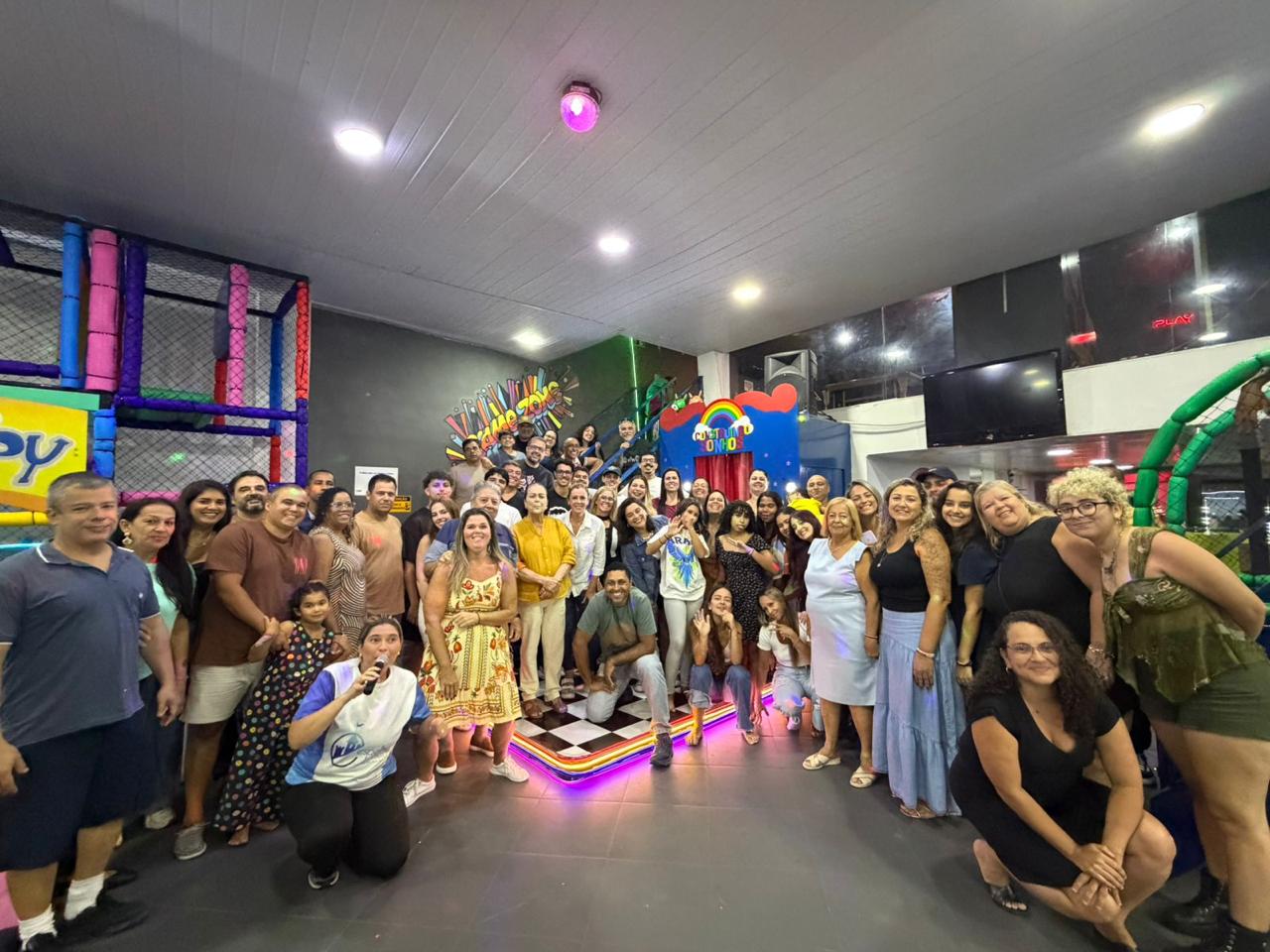 Famílias sorrindo juntas celebrando na Construindo Sonhos